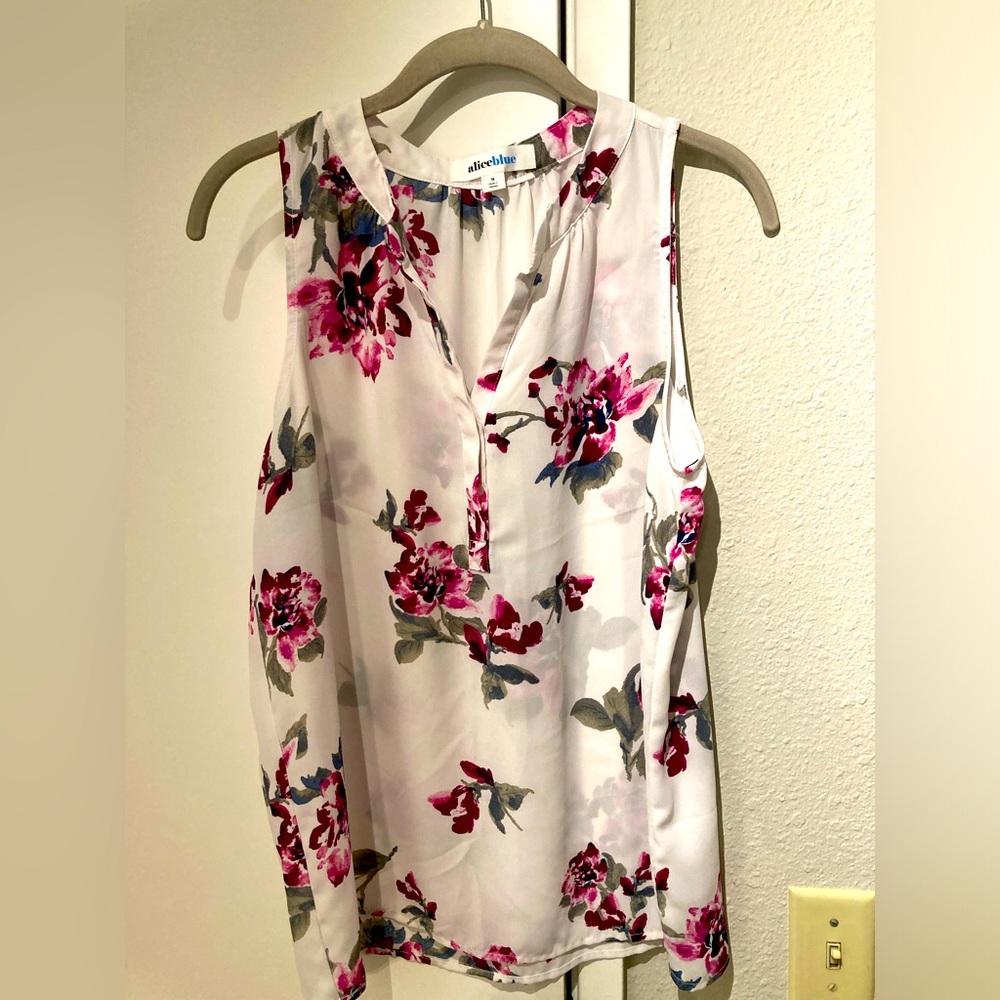 Alice Blue Floral split neck tank top, great condition.